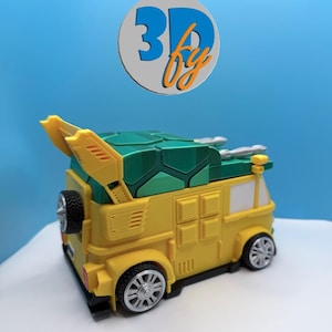 Pode incluir: Uma carrinha amarela e verde impressa em 3D com um design distinto, com um telhado geom&eacute;trico verde, um pneu sobressalente e rodas prateadas. A carrinha tem um spoiler e janelas laterais. A imagem inclui um log&oacute;tipo com o texto "3D fy" em azul e laranja.