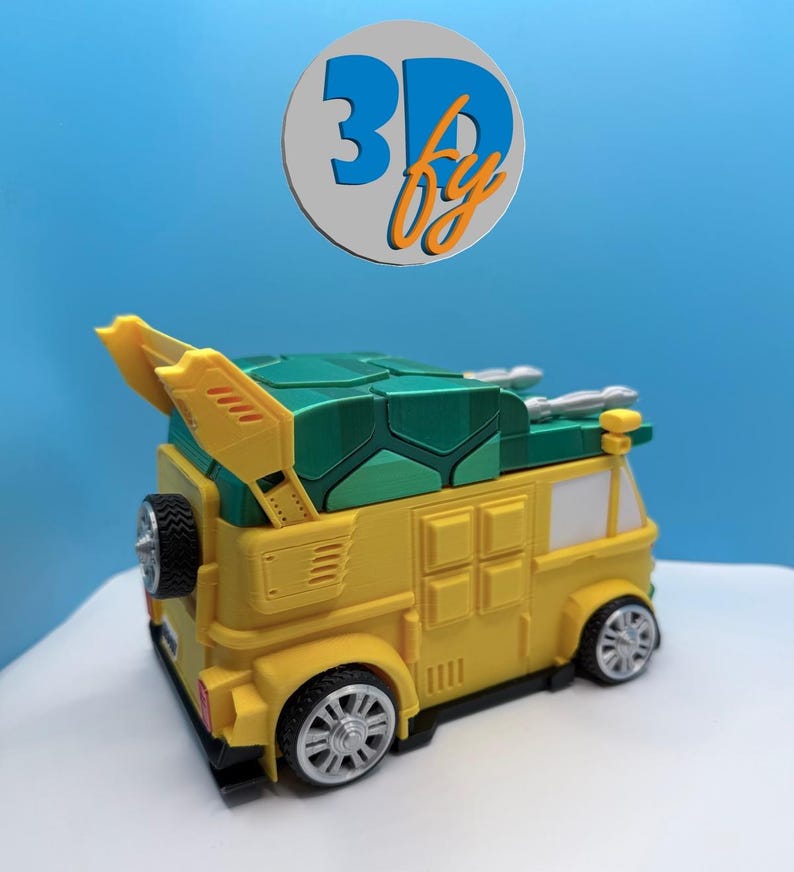 Pode incluir: Uma carrinha amarela e verde impressa em 3D com um design distinto, com um telhado geom&eacute;trico verde, um pneu sobressalente e rodas prateadas. A carrinha tem um spoiler e janelas laterais. A imagem inclui um log&oacute;tipo com o texto "3D fy" em azul e laranja.