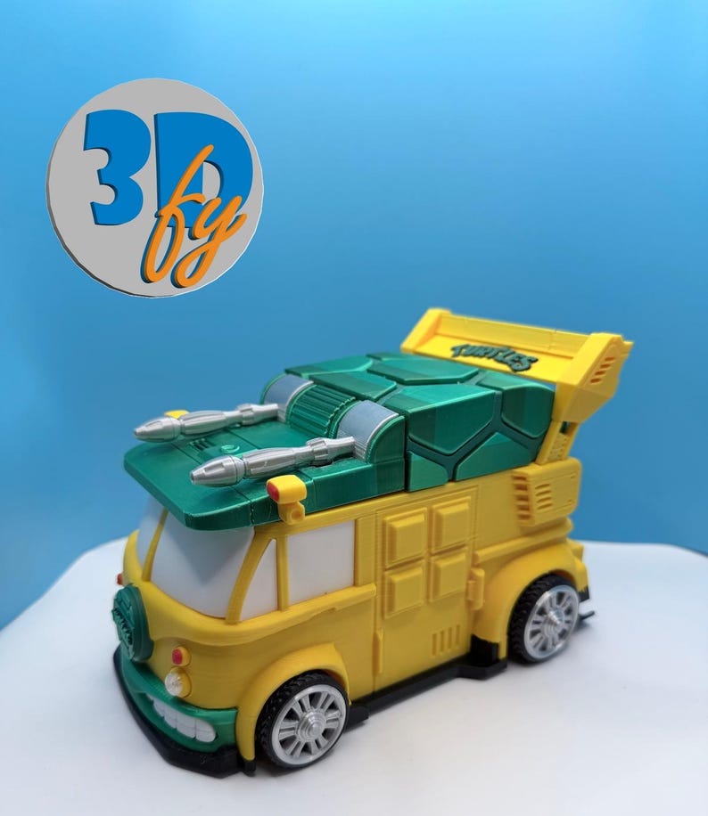 Pode incluir: Uma carrinha de brinquedo amarela e verde com detalhes prateados, semelhante ao ve&iacute;culo das Tartarugas Ninja. A carrinha tem um tejadilho verde, uma carro&ccedil;aria amarela e a palavra "Turtles" no spoiler. A imagem tamb&eacute;m inclui um log&oacute;tipo que diz "3D by".