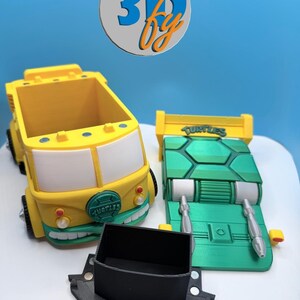 Pode incluir: Conjunto de ve&iacute;culos de brinquedo impressos em 3D com uma carrinha amarela e branca, um componente de ve&iacute;culo verde e amarelo e uma pe&ccedil;a retangular preta. A carrinha tem um design de rosto sorridente. O componente verde tem a palavra "TURTLES".