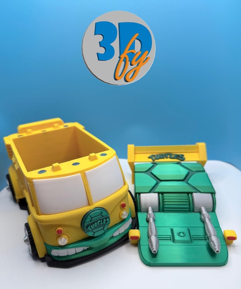 Pode incluir: Dois ve&iacute;culos de brinquedo impressos em 3D: um caminh&atilde;o amarelo e verde com texto "Turtles" e um carro verde com aerof&oacute;lio amarelo. O caminh&atilde;o tem um design de rosto sorridente. O fundo &eacute; um gradiente de azul.