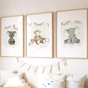 Puede incluir: Una taza de cerámica blanca con un asa negra y el texto "But First, Coffee" en negrita negra. La taza se encuentra sobre un fondo borroso, sugiriendo un ambiente acogedor.