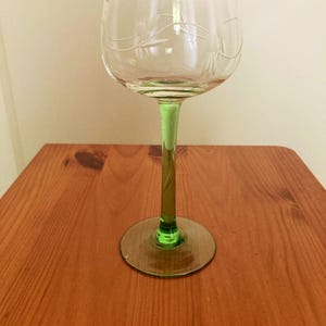 Römerglas grüner fuss