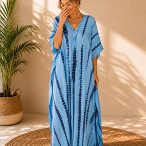 Blauwe tie-dye kaftan voor dames, boho maxi kaftan, handgeverfde katoenen kaftan, resortkleding, losse zomerjurk, nachtjurk voor haar