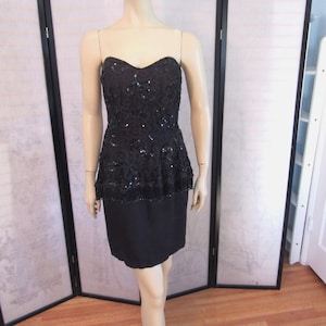 Vintage 80s Black Peplum Fringe Beaded Sequin Lace Fitted Sweetheart Strapless Neckline Cocktail Mini Evening Dress size 6/8 Women&#39;s S