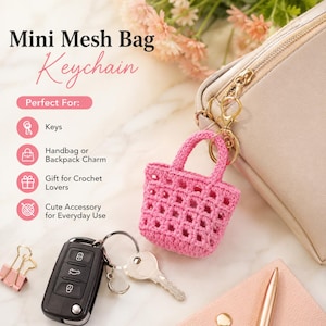 Könnte beinhalten: Ein pinkfarbener Mini-Mesh-Bag-Schlüsselanhänger mit Henkel, befestigt an einem Schlüsselring mit Schlüsseln und einer Autofernbedienung. Der Schlüsselanhänger befindet sich neben einer beigen Handtasche. Der Text auf dem Bild lautet "Mini Mesh Bag Keychain".
