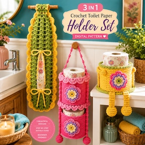 Könnte beinhalten: Ein 3-in-1-Häkelset für Toilettenpapierhalter als digitales Schnittmuster mit einem grünen und gelben Hängeorganizer, einem rosa zweistufigen Hängehalter mit Blumenmotiven und einer gelben Korbabdeckung mit großer Blumenapplikation und Beinen.