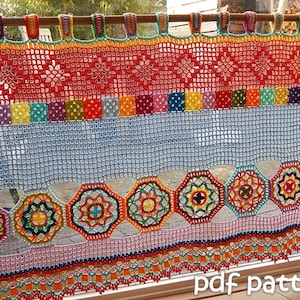 Könnte beinhalten: Ein farbenfroher gehäkelter Fensterbehang mit geometrischem Muster. Der Behang hat eine Reihe bunter Quadrate, eine Reihe von Sechsecken und einen gewellten unteren Rand. Der Text "pdf pattern" ist am unteren Rand des Bildes sichtbar.