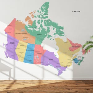 Könnte beinhalten: Ein großes, farbenfrohes Wandtattoo einer Landkarte von Kanada mit deutlich voneinander abgegrenzten, pastellfarbenen Provinzen und Territorien. Die Karte enthält den Text CANADA oben rechts und beschriftet Regionen wie Yukon, Alberta und Ontario.