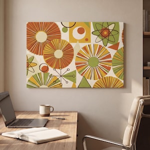 Könnte beinhalten: Ein rechteckiges Wandbild auf Leinwand mit einem sich wiederholenden Muster aus orangefarbenen, gelben und grünen Sonnenstrahlen, geometrischen Formen und atomartigen Sternmotiven auf cremefarbenem Grund. Dünne schwarze Linien.