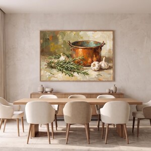 Könnte beinhalten: Ein gerahmtes Ölgemälde, das einen Kupfertopf mit zwei Griffen zeigt, neben einem Bündel frischer grüner Rosmarinzweige und drei ganzen Knoblauchknollen. Das Kunstwerk besticht durch eine warme, strukturierte Farbpalette mit Erdtönen.