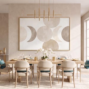Peut inclure: Une grande œuvre d'art murale rectangulaire présentant un motif de phases lunaires beige et blanc dans un cadre doré, placée au-dessus d'une longue table à manger en bois avec six chaises beiges rembourrées, chacune ornée d'un coussin bleu sarcelle.