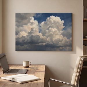 Könnte beinhalten: Ein rechteckiger Wandkunstdruck mit einem detaillierten Gemälde von großen, voluminösen weißen Kumuluswolken vor einem tiefblauen Himmel. Das Kunstwerk zeigt weiche Schatten und Lichter innerhalb der Wolkenformationen und erzeugt Tiefe.