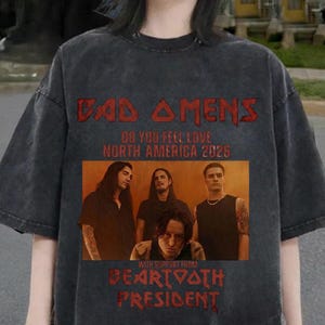 Pode incluir: Um conjunto de três potes de cerâmica com tampas. Os potes são brancos com um padrão floral azul. O maior tem 20 cm de altura, o médio 18 cm e o menor 15 cm.