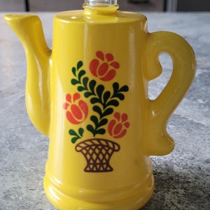 Puede incluir: Un juego de tres tazas de cerámica con un acabado mate moteado. Las tazas son de color crema, gris claro y gris oscuro. Cada taza tiene un diseño simple y minimalista y un asa redondeada.