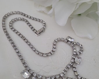 Collar vintage Kramer con pedrería – Collar de novia de los años 50 – Collar llamativo de tono plateado firmado – Joyería nupcial de mediados de siglo