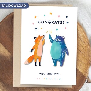 Puede incluir: Tarjeta de felicitación con una ilustración de un zorro y un oso. La tarjeta dice "¡Felicidades! ¡Lo hiciste!" con estrellas de colores. El zorro es naranja y el oso es azul, ambos con los brazos levantados.