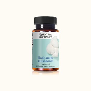 Può includere: Una bottiglia trasparente con tappo nero, contenente capsule. L'etichetta presenta il testo "Epiphany Mushroom" sopra "lion's mane mushroom" e una grafica del fungo. L'etichetta indica anche "dual extract" e "60 Capsules | Dietary Supplement".
