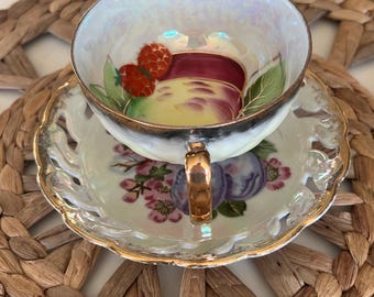 Vajilla de porcelana antigua con brillo metálico.