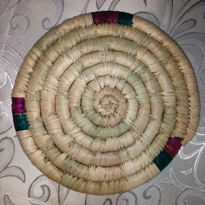 Puede incluir: Juego de tres tazas de cerámica con acabado mate moteado. Las tazas son de color crema, gris claro y gris oscuro. Cada taza tiene un diseño simple y minimalista.