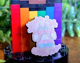 トランスジェンダーのプライド／アライを象徴する木製ピンバッジ - 肉球プリント - 私と一緒にいれば安心