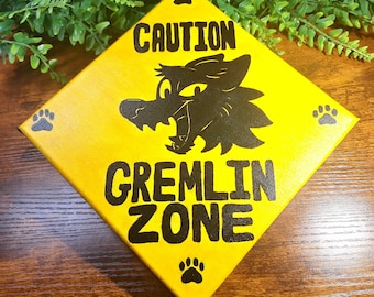 注意！グレムリンゾーン - アクリルキャンバス絵画 - 道路標識から着想を得た作品