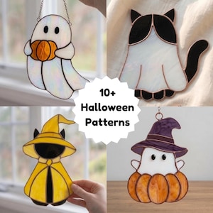 Può includere: Quattro acchiappasole in vetro colorato a tema Halloween: un fantasma bianco con una zucca arancione, un gatto bianco e nero, un gatto nero con cappello e mantello da strega gialli, e un fantasma bianco in una zucca con cappello viola. Testo: 10+ Halloween Patterns.