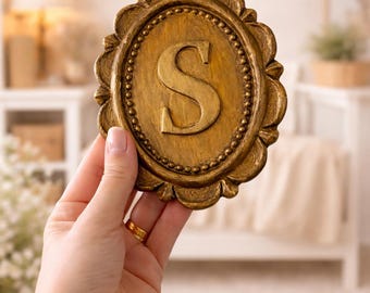 Spersonalizowana dekoracja ścienna z inicjałem – antyczny złoty list do pokoju dziecięcego