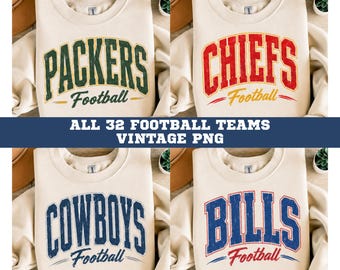Puede incluir: Cuatro sudaderas de cuello redondo color crema con gráficos desgastados de estilo universitario para equipos de fútbol americano. Los diseños incluyen el texto PACKERS, CHIEFS, COWBOYS y BILLS, junto a la palabra Football en letra cursiva.