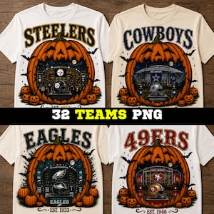 Op de afbeelding: Vier T-shirts met korte mouwen met grafische prints van pompoenen met voetbalstadion-scènes erin. De ontwerpen bevatten de tekst Steelers, Cowboys, Eagles en 49ers, samen met teamhelmen, vleermuizen en pompoenen. De tekst 32 TEAMS PNG staat in het midden.