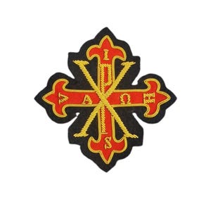 Könnte beinhalten: Gestickter Kreuzaufnäher mit schwarzem Hintergrund und roten Kreuzarmen. Goldfaden akzentuiert das Kreuz und die griechischen Buchstaben Alpha, Omega, Iota und Sigma. Der Aufnäher hat eine einzigartige, stilisierte Form.