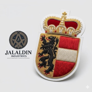 Puede incluir: Un parche bordado en forma de escudo que presenta una corona dorada con perlas blancas sobre un blasón. El blasón muestra un león negro sobre fondo dorado junto a franjas horizontales rojas y blancas. El logotipo de Jalaldin Industries es visible.