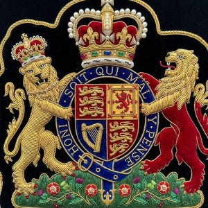 Insignia de iglesia real personalizada, hecha a mano, con bordado de alambre de lingote, escudo dorado para coser, aplique de fieltro para chaqueta religiosa, hecho a medida.