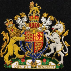 Puede incluir: Un bordado detallado del Escudo de Armas Real del Reino Unido sobre un fondo negro. Presenta un león dorado y un unicornio blanco flanqueando un escudo central, coronado por una corona y un león, con el lema DIEU ET MON DROIT debajo.