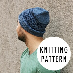 Könnte beinhalten: Strickanleitung für eine blaue und schwarze Mütze mit Muster.