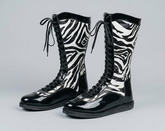 Sznurowane buty z nadrukiem zebry, czarne lakierowane kozaki do kolan, buty do wrestlingu, buty BOYLIN Statement, od TOPCI International