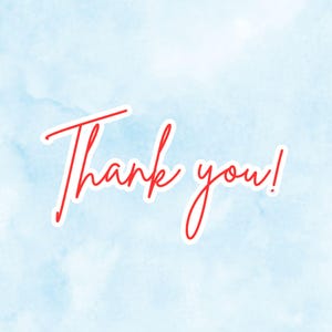 以下が含まれることがあります： 筆記体フォントで書かれた赤い文字「Thank you!」を特徴とするデジタルグラフィック。文字には白い輪郭があり、画像全体に柔らかいまだら模様の水彩テクスチャが施された水色の背景の中央に配置されています。