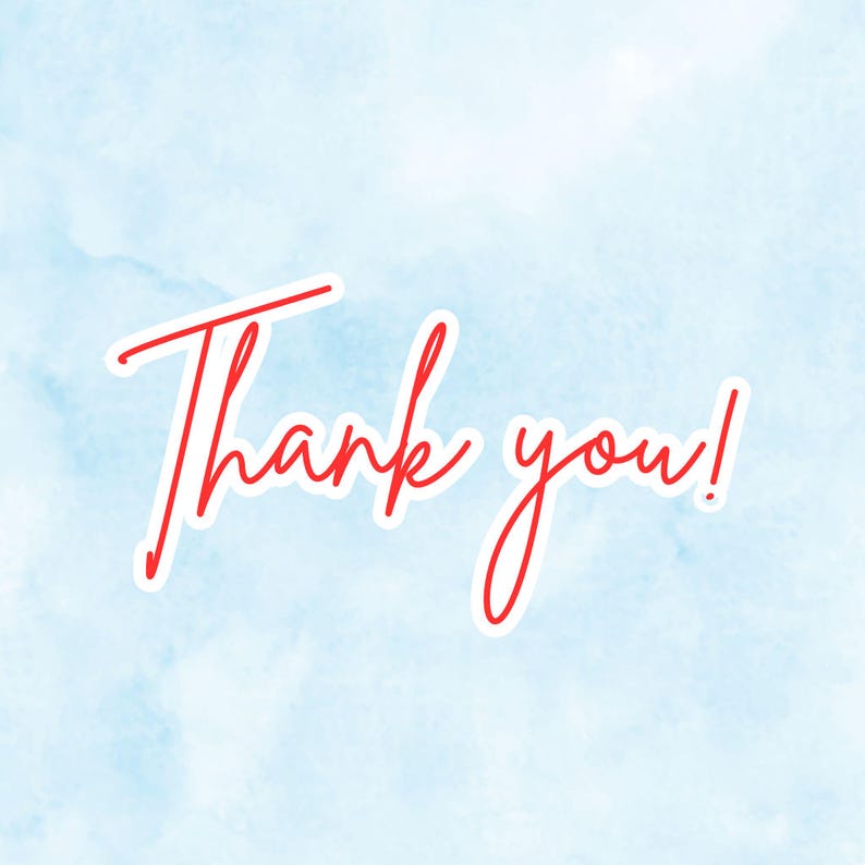 以下が含まれることがあります： 筆記体フォントで書かれた赤い文字「Thank you!」を特徴とするデジタルグラフィック。文字には白い輪郭があり、画像全体に柔らかいまだら模様の水彩テクスチャが施された水色の背景の中央に配置されています。