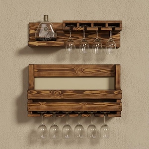 An der Wand befestigtes Weinregal mit Glashalter | Massivholz Bar Regal