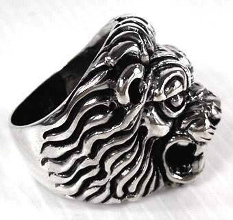Серебряная печатка со львом. Кольцо лев серебро. Колечка лев серебряный. Кольцо лев серебро мужское. Кольцо лев серебро.