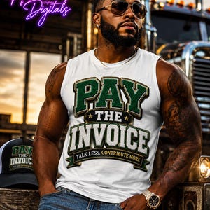 Puede incluir: Una camiseta sin mangas blanca con el texto verde y blanco PAY THE INVOICE y el texto más pequeño TALK LESS, CONTRIBUTE MORE. La prenda se combina con vaqueros azules y una gorra de béisbol negra y blanca a juego con el mismo texto.