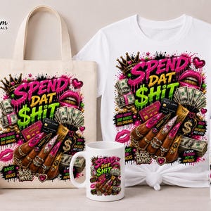 Puede incluir: Una camiseta blanca, una bolsa de tela beige y un vaso blanco, cada uno con un estampado gr&aacute;fico con el texto "SPEND DAT SHIT", fajos de billetes, tarjetas de cr&eacute;dito, una corona, labios y una mano con u&ntilde;as largas decoradas en tonos rosa y oro.