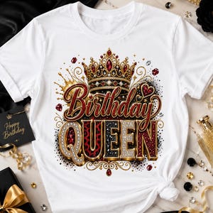 Może przedstawiać: Biały t-shirt z grafiką przedstawiającą złotą koronę nad napisem "Birthday QUEEN". Litery wykonane są w metalicznym odcieniu złota i czerwieni, z błyszczącymi teksturami przypominającymi klejnoty oraz drobnymi akcentami w kształcie serc wokół korony.