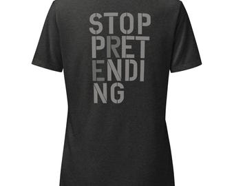 Deja de fingir: camiseta de mujer con cuello en V, estampado gris/negro en colores seleccionados.