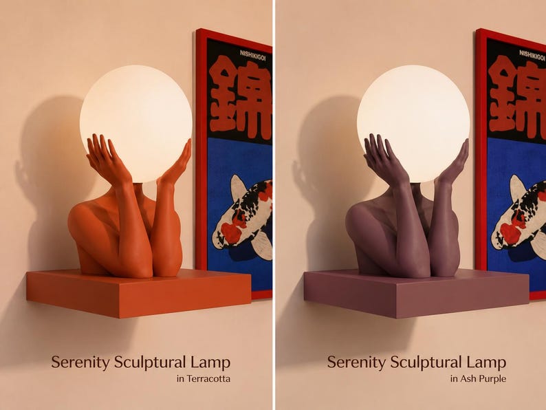 Puede incluir: Dos l&aacute;mparas esculturales Serenity, una en terracota y otra en morado ceniza. Cada l&aacute;mpara presenta un torso humano y manos que sostienen un globo de luz esf&eacute;rico blanco. La base es un estante rectangular. Texto: Serenity Sculptural Lamp.