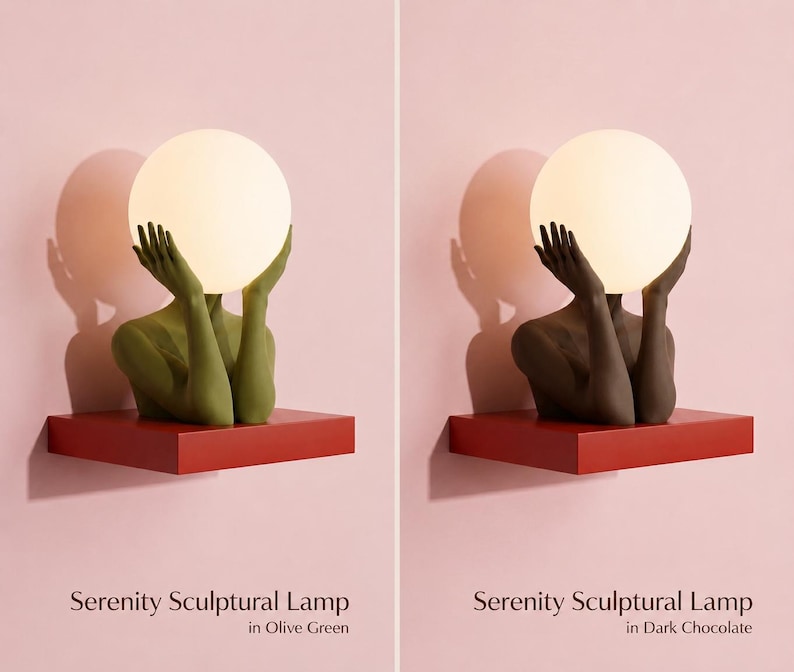 Puede incluir: Dos l&aacute;mparas esculturales Serenity sobre estantes rojos. Una l&aacute;mpara presenta una figura verde oliva que sostiene una bombilla esf&eacute;rica blanca brillante, y la otra una figura marr&oacute;n chocolate oscuro con una bombilla esf&eacute;rica blanca a juego.