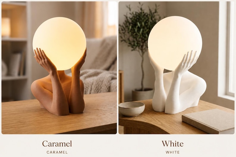 Puede incluir: Una l&aacute;mpara de mesa con un torso humano esculpido y brazos que sostienen una bombilla esf&eacute;rica brillante. La l&aacute;mpara est&aacute; disponible en dos colores: un tono caramelo c&aacute;lido y un acabado blanco mate, ambos emitiendo una luz suave y difusa.