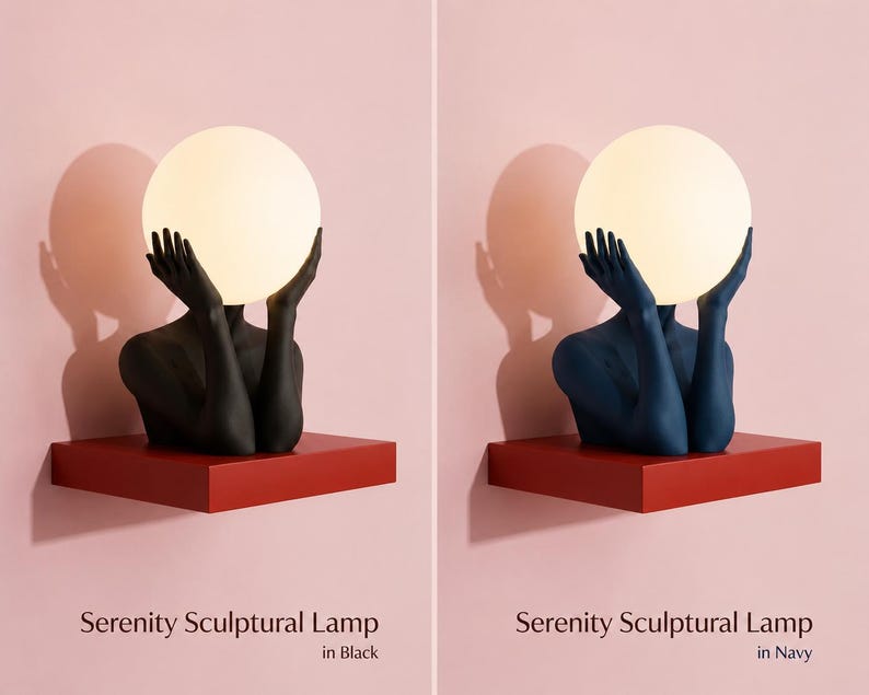 Puede incluir: Dos l&aacute;mparas esculturales Serenity, una en negro y otra en azul marino, que representan un torso humano con las manos levantadas sosteniendo una gran bombilla esf&eacute;rica blanca brillante. Las l&aacute;mparas est&aacute;n sobre estantes rojos.