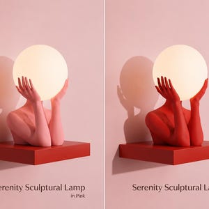 Puede incluir: Dos l&aacute;mparas esculturales Serenity, una rosa y otra roja, con un torso y manos que sostienen una luz esf&eacute;rica blanca brillante. Las l&aacute;mparas est&aacute;n montadas sobre estantes rectangulares rojos sobre un fondo rosa con texto.