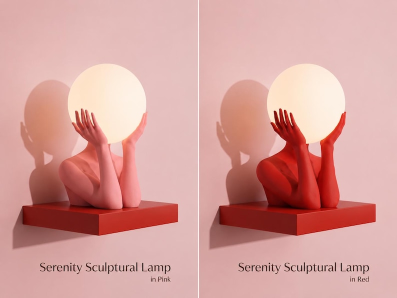 Puede incluir: Dos l&aacute;mparas esculturales Serenity, una rosa y otra roja, con un torso y manos que sostienen una luz esf&eacute;rica blanca brillante. Las l&aacute;mparas est&aacute;n montadas sobre estantes rectangulares rojos sobre un fondo rosa con texto.
